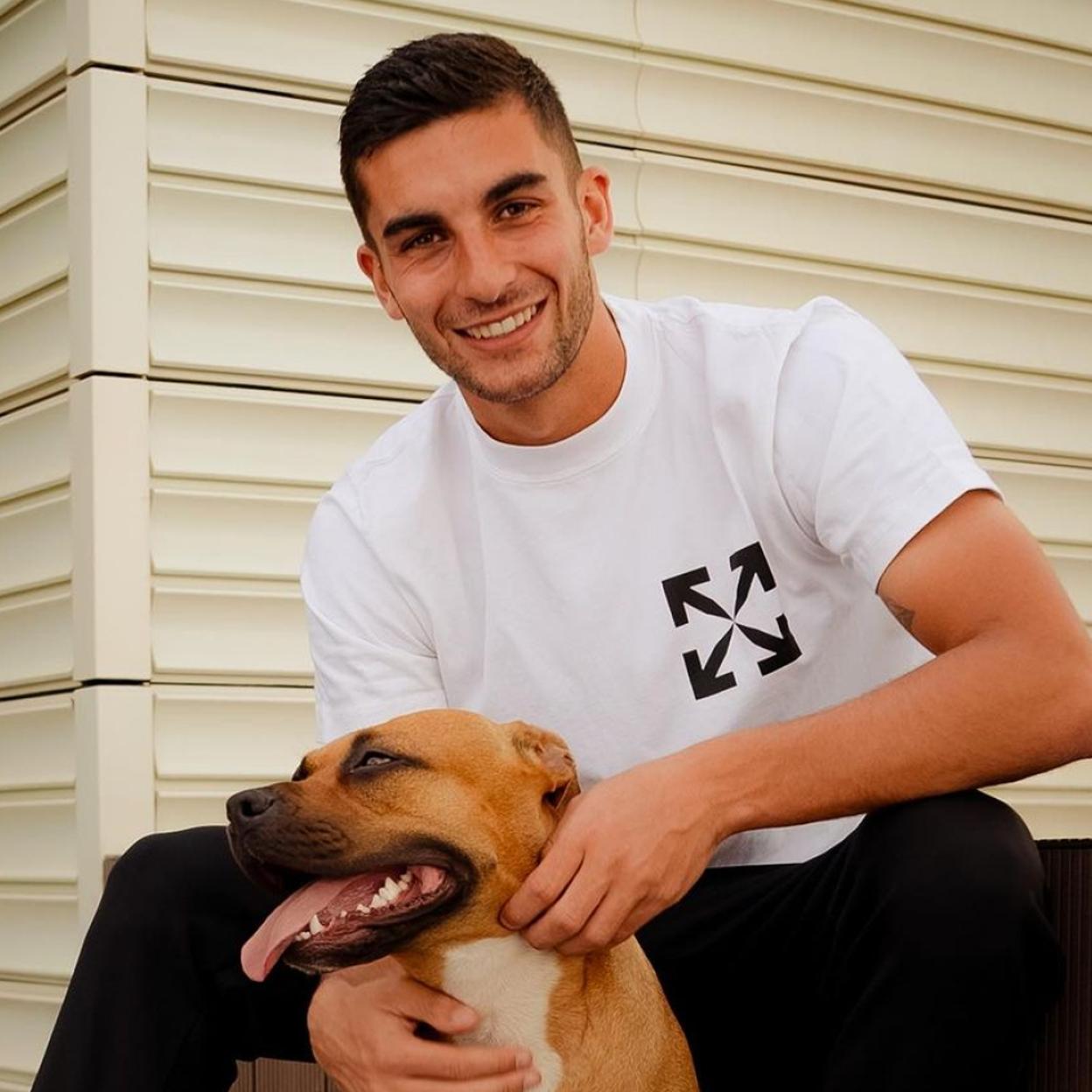 Ferrán Torres posa junto a uno de sus perros. 