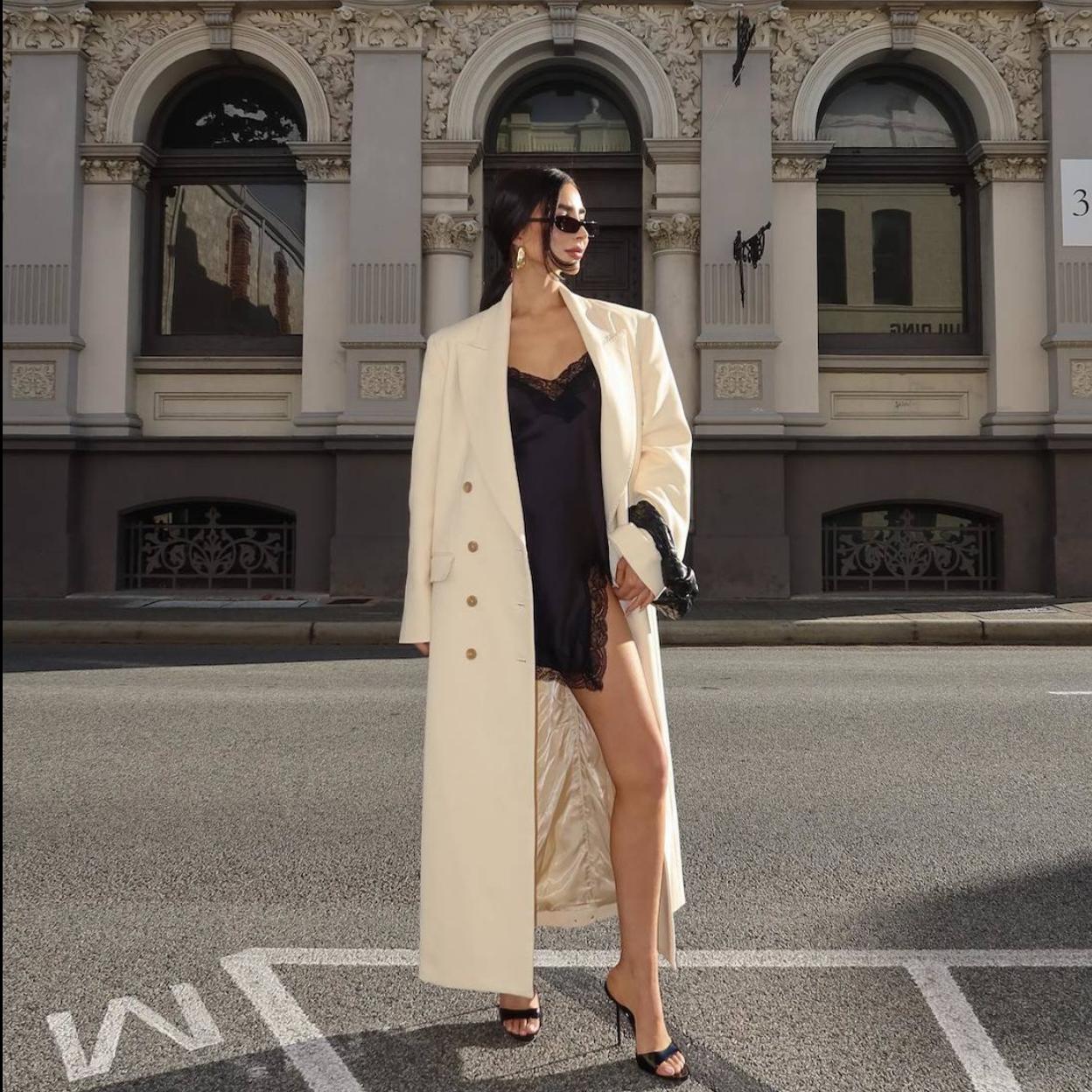 Influencer con abrigo clásico atemporal