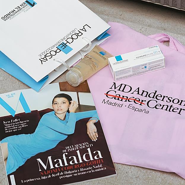 Imagen principal - Goodie bag del encuentro Mujerhoy Cancer Care, asistentes al encuentro Mujerhoy Cancer Care en el MD Anderson Cancer Center Madrid y stand de La Roche Posay en el encuentro Mujerhoy Cancer Care