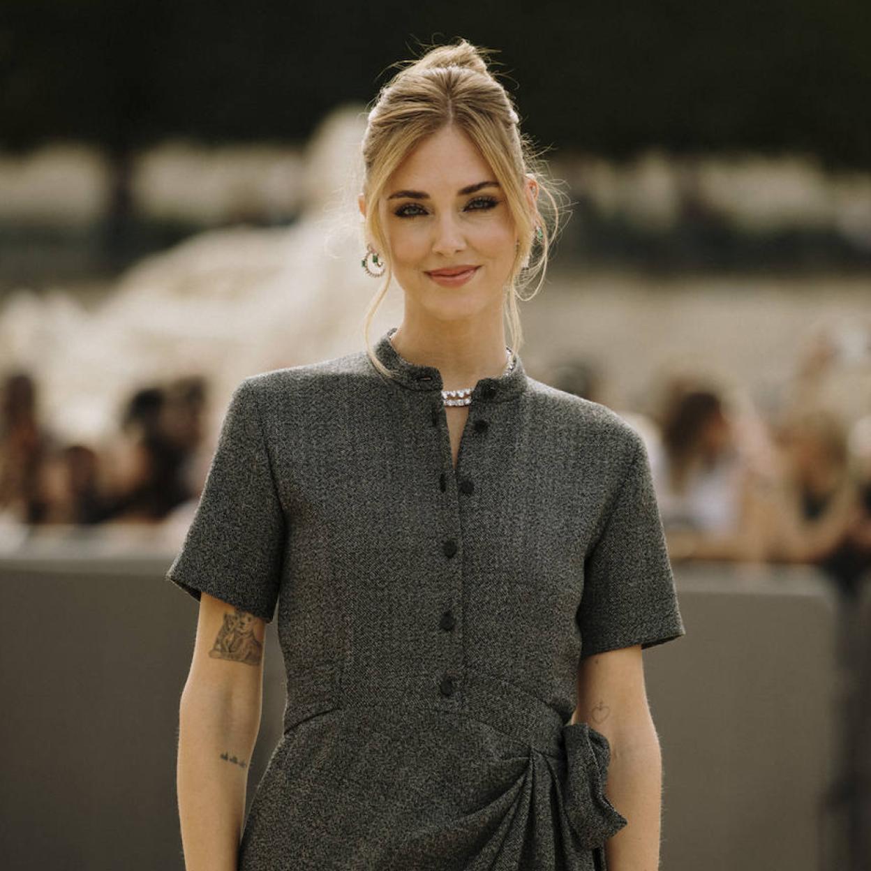 Influencer con piel sin imperfecciones