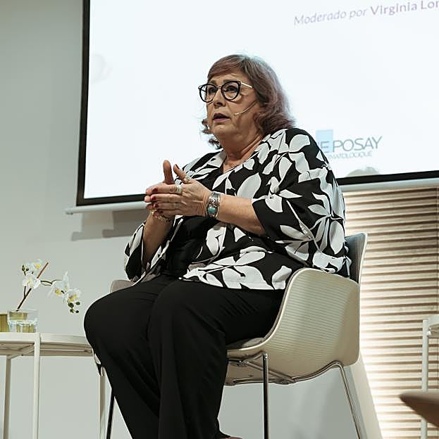 Imagen principal - Leonor Prieto, Directora Cientíﬁca de La Roche Posay, Laura Rodríguez Pérez, enfermera del Servicio de Radioterapia de MD Anderson Cancer Center Madrid y Raquel Cedrón,paciente