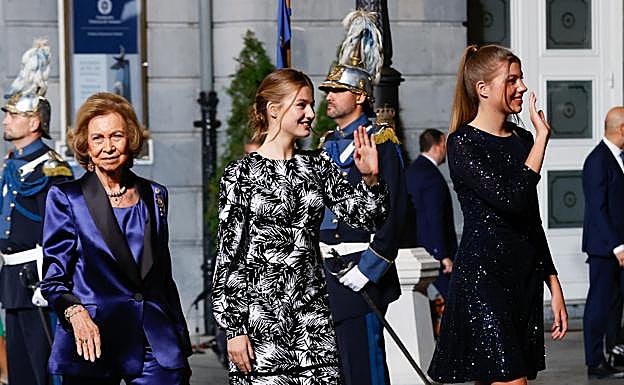 La princesa Leonor junto a la infanta y la reina emérita. /
