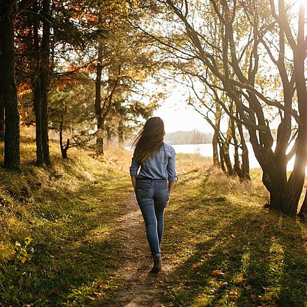 Mujer andando por el bosque. 