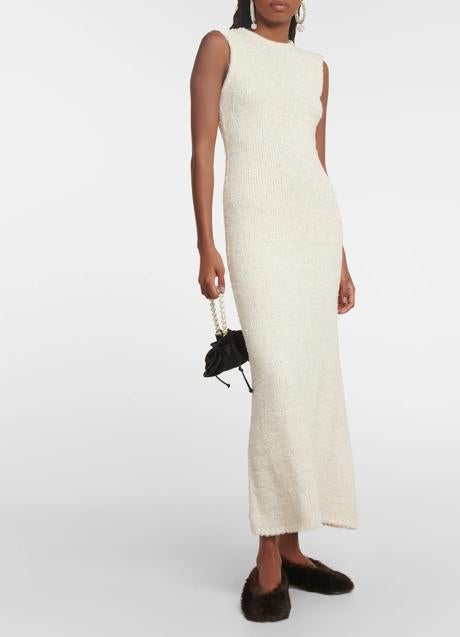 Imagen - Vestido de punto blanco acompañado de unas bailarinas de pelo en marrón. Foto: Mytheresa.