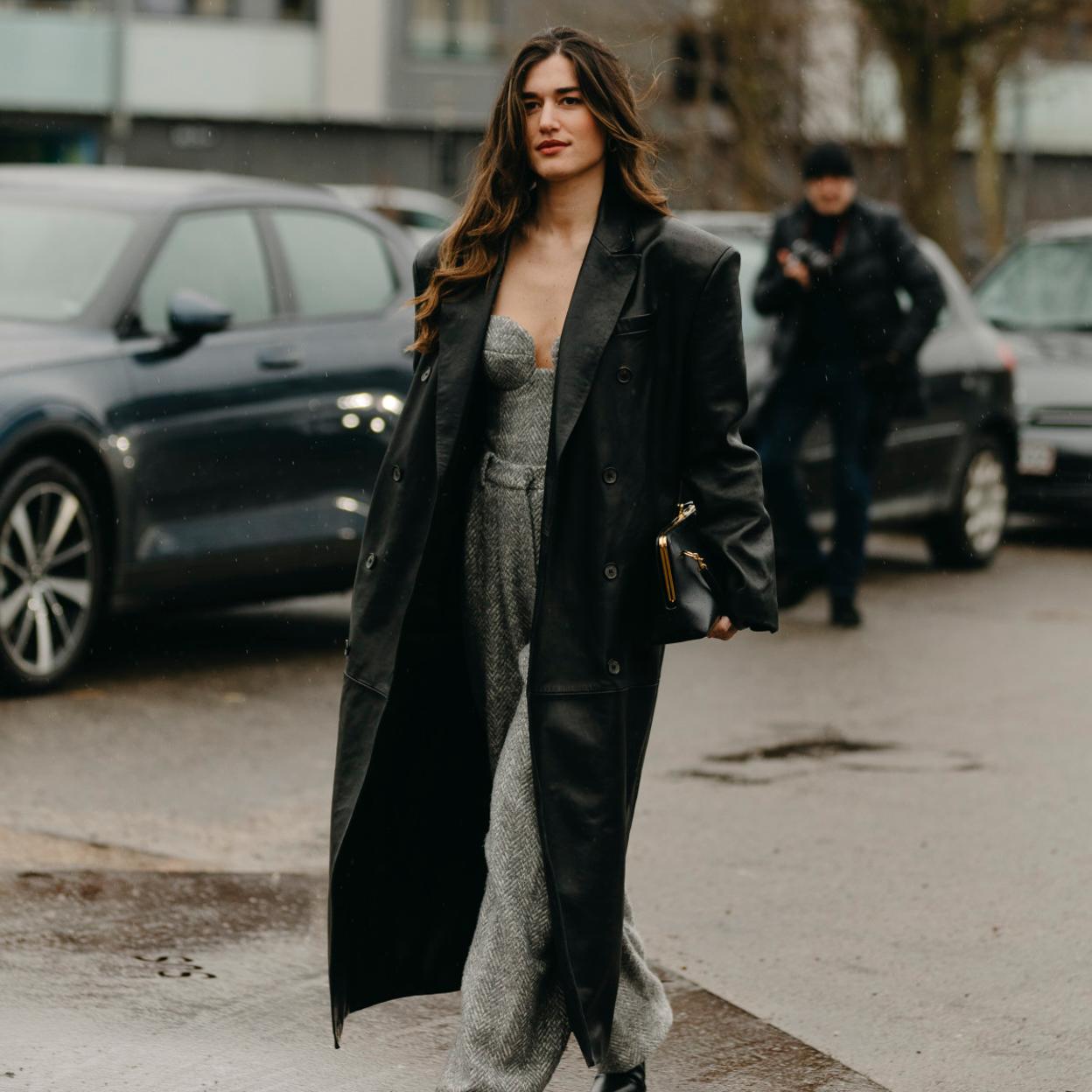 Una mujer con un estilismo en gris y negro.