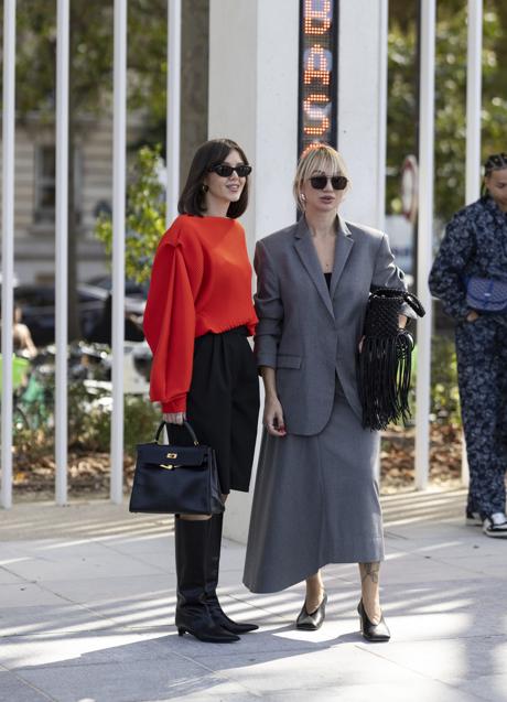 Imagen - Dos mujeres con looks en rojo y gris en el street style. Foto: Launchmetrics spotlight.