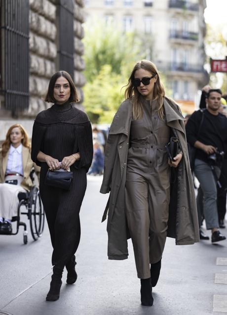 Imagen - Dos mujeres con looks minimalistas en el street style. Foto: Launchmetrics spotlight.