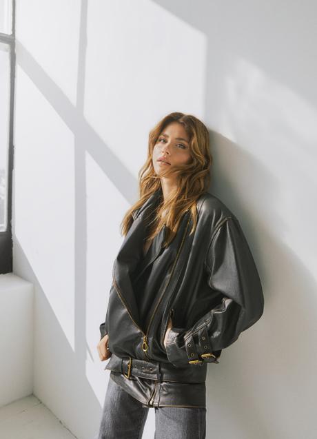 Imagen - azadora de piel oversize y pantalón, de Pinko. 