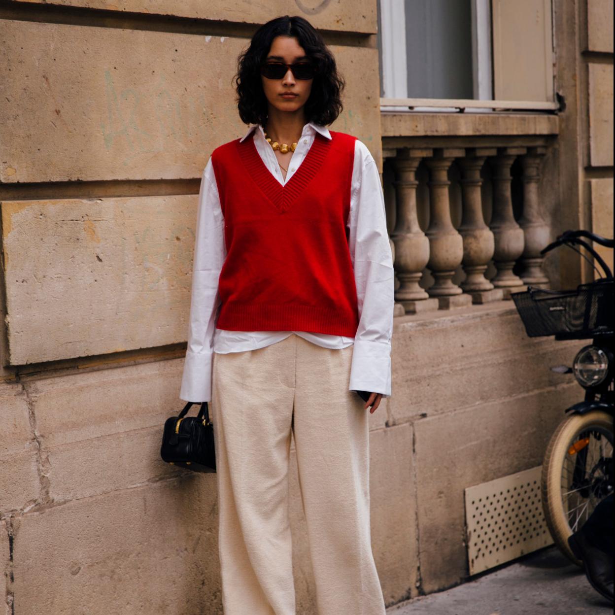 Mujer con pantalones anchos