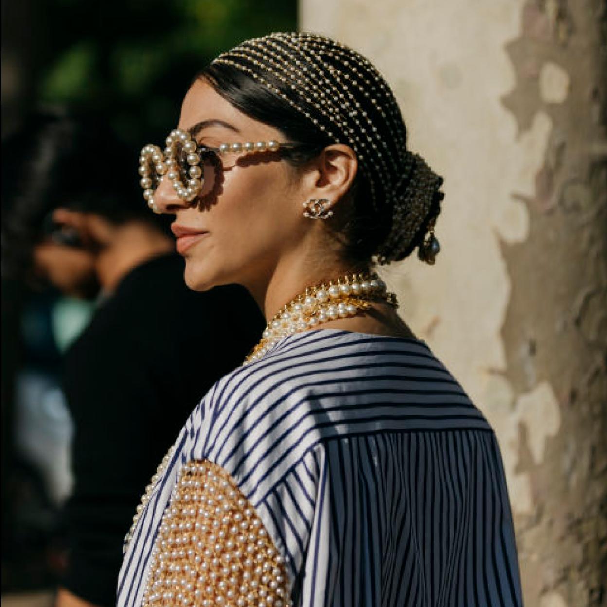 Look con perlas combinadas de diferentes formas.