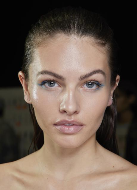 Imagen - Una modelo con una sombra de ojos celeste. Foto: Launchemetrics spotlight.