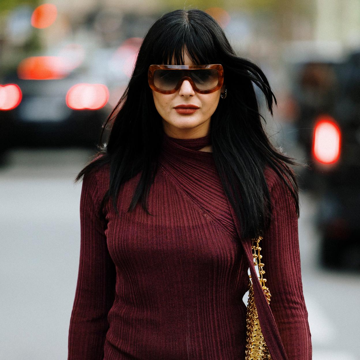 Una influencer en el street style con pelo liso sin encrespamiento.