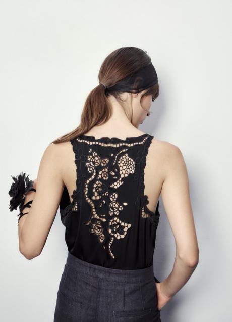 Imagen - Top lencero de color negro de Sfera (35,99 euros)