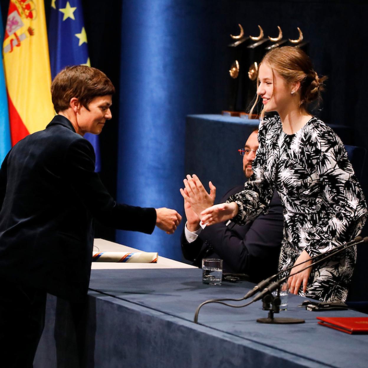 Leonor entrega uno de los galardones en la ceremonia de los Premios Princesa de Asturias 2022. 