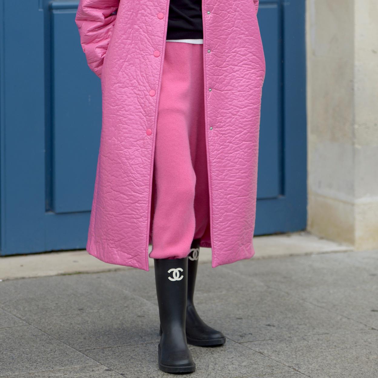 Un look de street style con botas de agua.