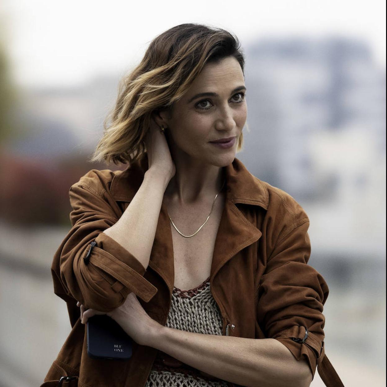 Influencer con look marrón chocolate