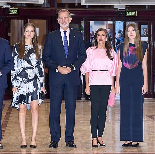 Los reyes y sus hijas a su llegada al concierto.