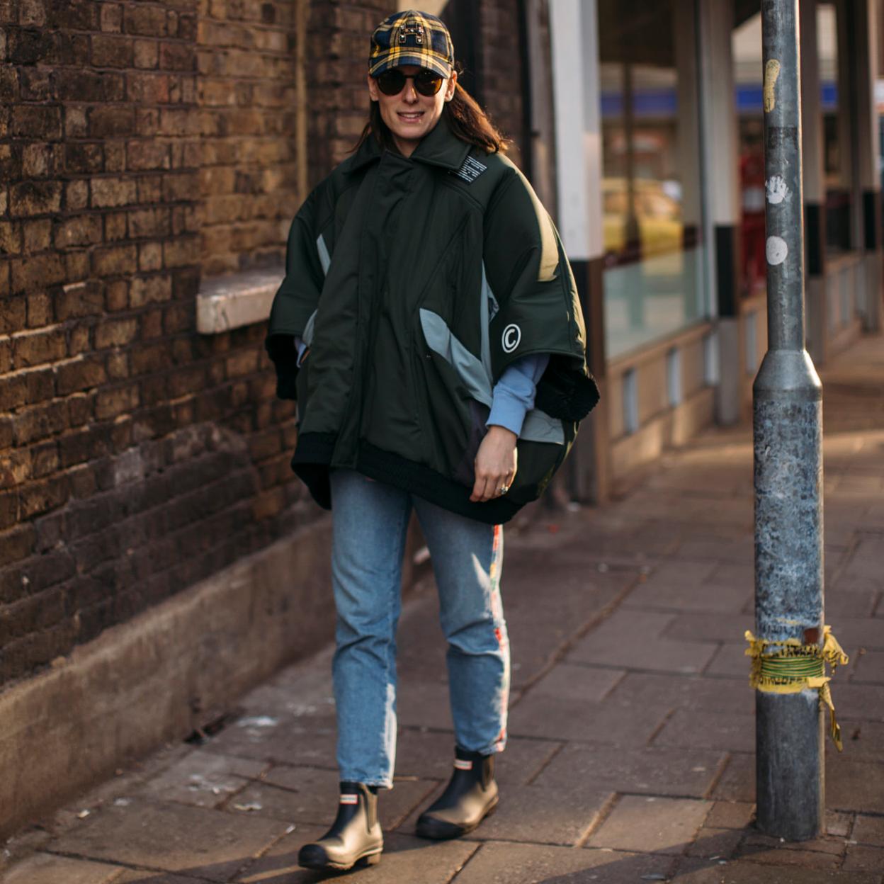Una mujer con botines de agua.