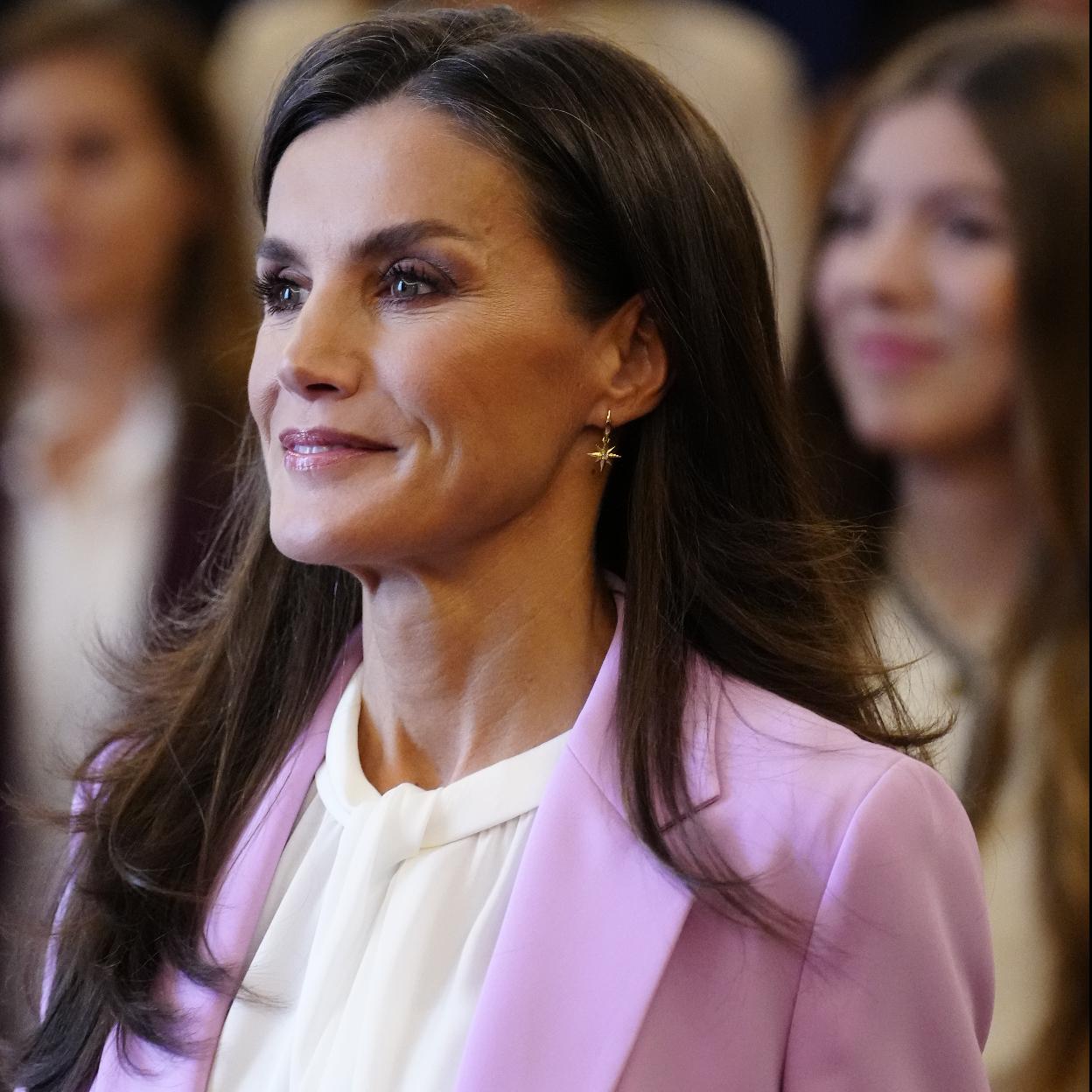 La reina Letizia con el traje rosa.
