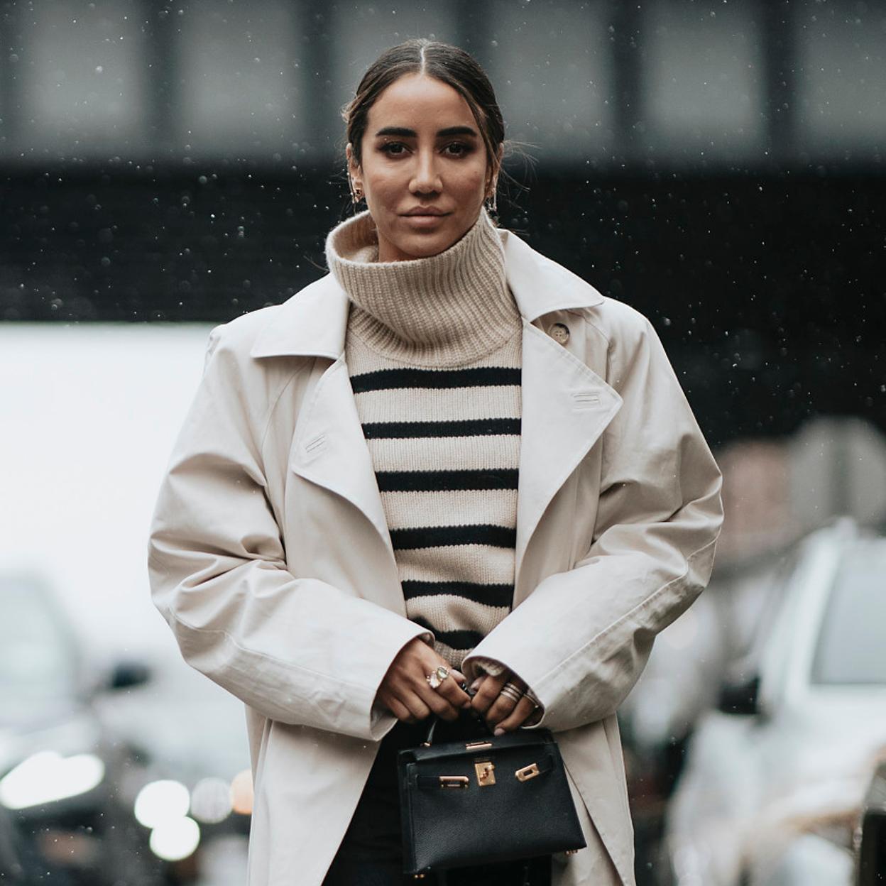 Una mujer con jersey con estampado de rayas.