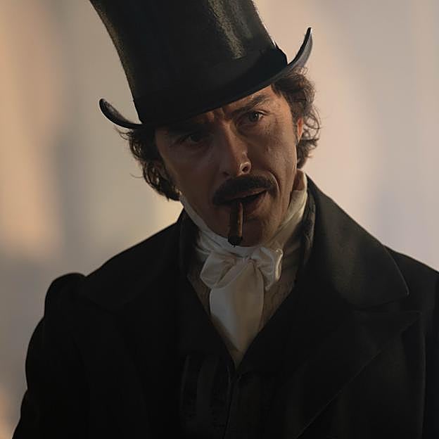 Michele Riondino como Vincenzo Florio en una imagen de la serie de época italiana, Los leones de Sicilia.