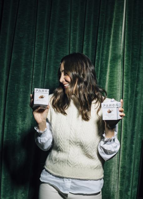 Imagen - Tamara Falcó con dos de los boxes de chocolate y frutos secos incluidos en su caja. / Pancracio