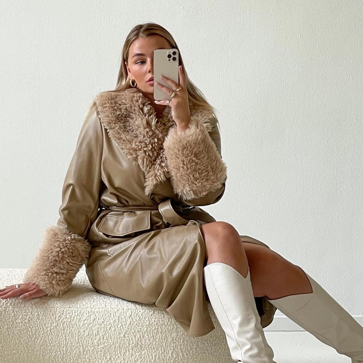 Influencer Vivian Hoorn con abrigo con borreguillo