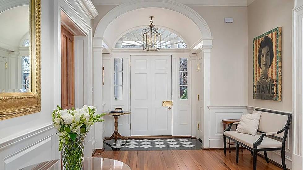La entrada de la mansión, presidida por un retrato de Jackie Kennedy.