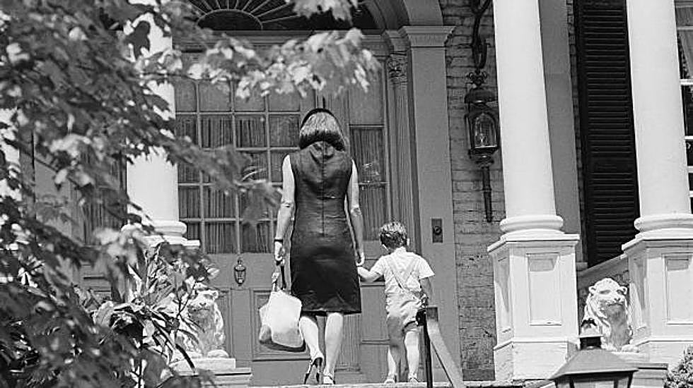 Jackie Kennedy, junto a su hijo John John, en la residencia de Georgetown.