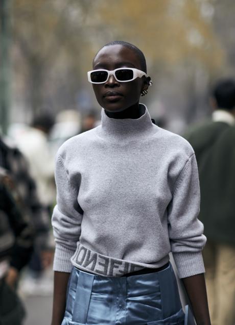 Imagen - Una mujer con jersey gris y prendas metalizadas. Foto: Launchmetrics spotlight