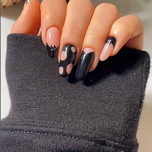 Manicura de Halloween con murciélagos