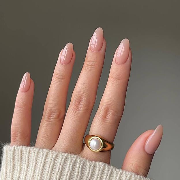 Manicura nude con acabado gloss