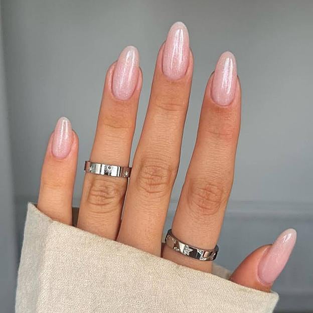 Manicura de lujo silencioso brillante