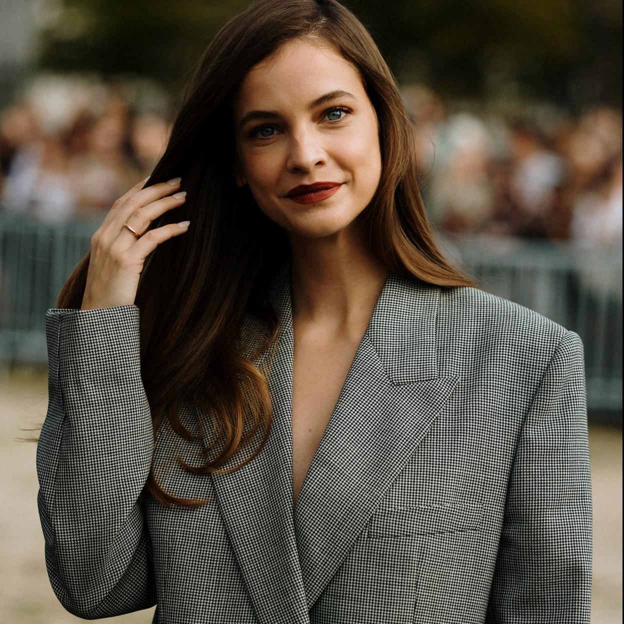 Influencer con pelo liso