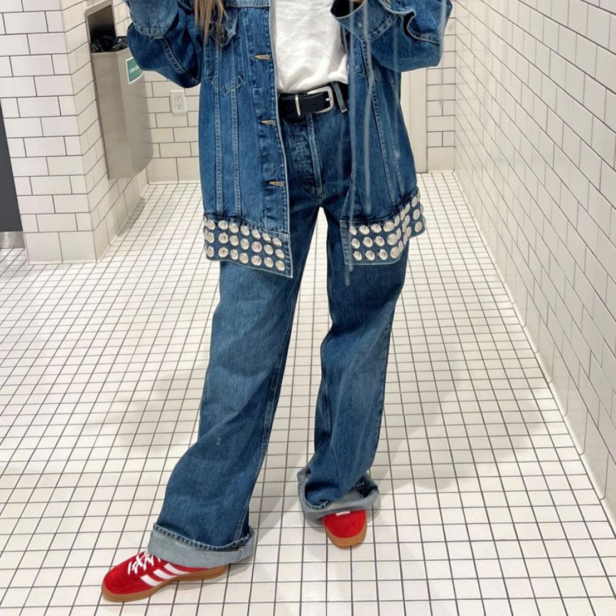 Una mujer con zapatillas deportivas Spezial en rojo.