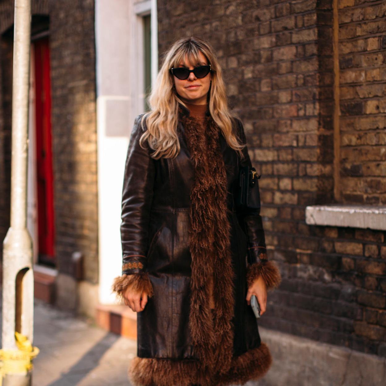 Una mujer con abrigo de doble faz.