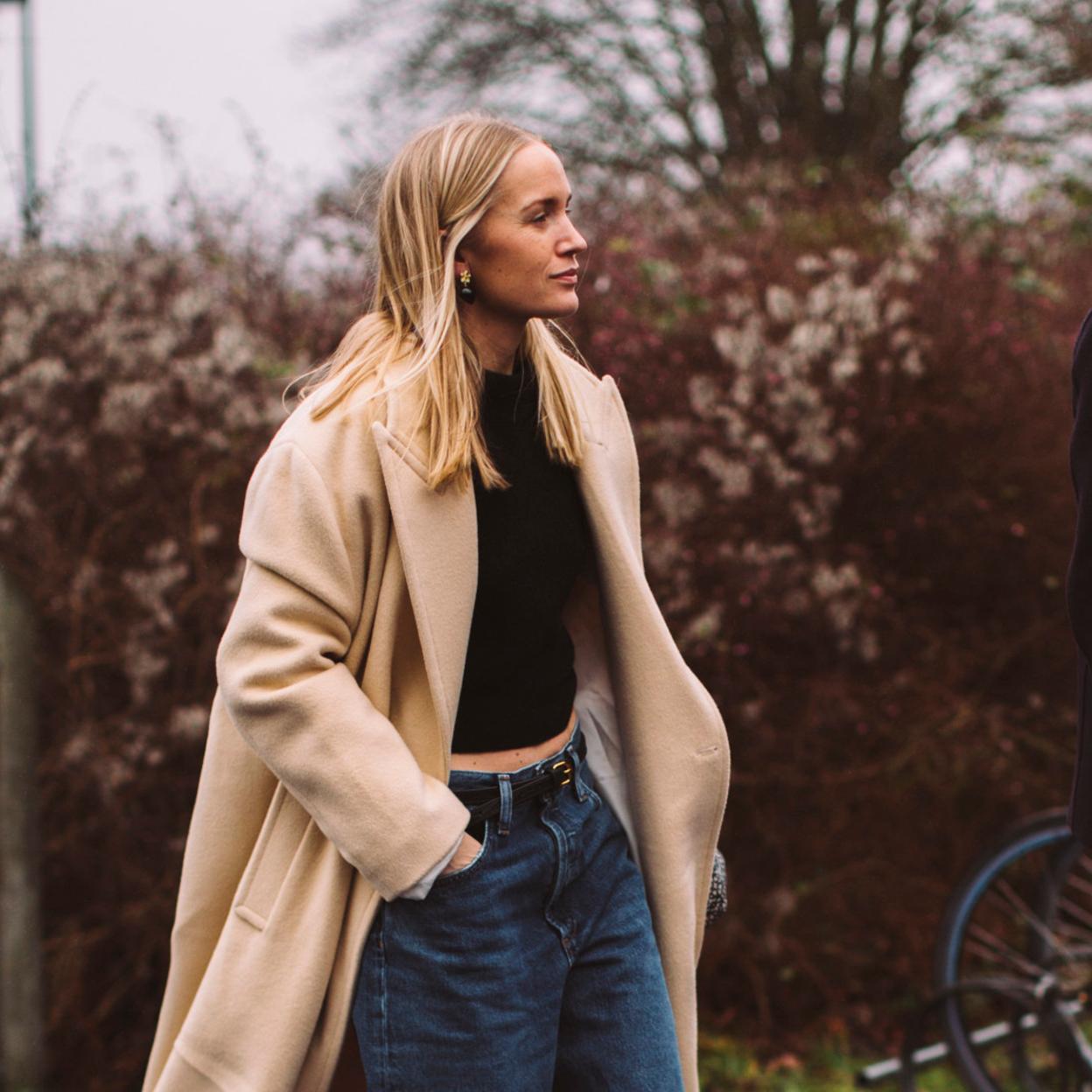 Una mujer con el cabello sano y sin frizz.
