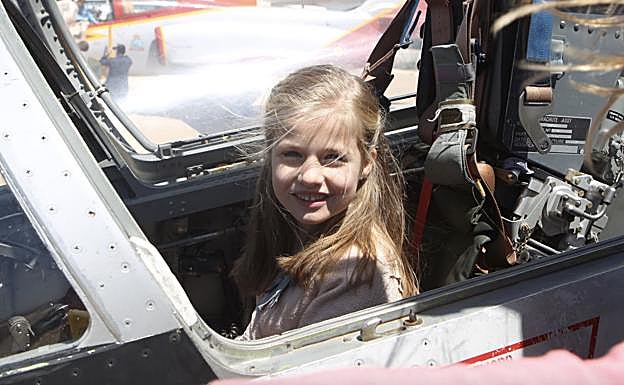 Leonor se subió en un caza en su visita a la Academia Militar del Aire de San Javier, en 2014. 