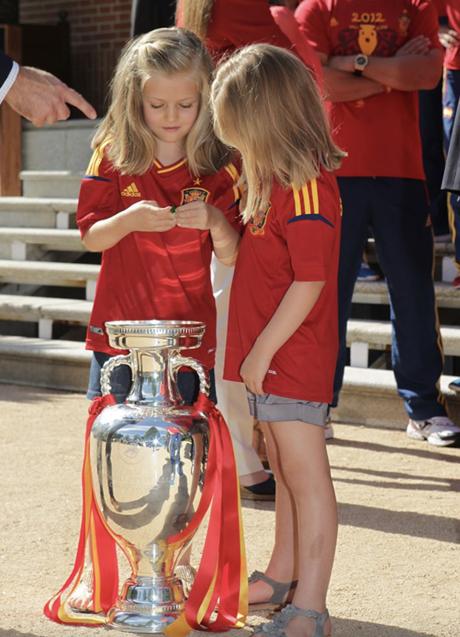 Imagen - Leonor y Sofía, vestidas con la camiseta roja de la selección de fútbol española, en Zarzuela, en 2012. (FOTO: D.R.)