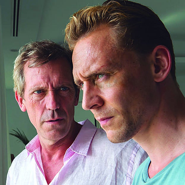 Hugh Laurie y Tom Hiddleston en una imagen de El infiltrado.