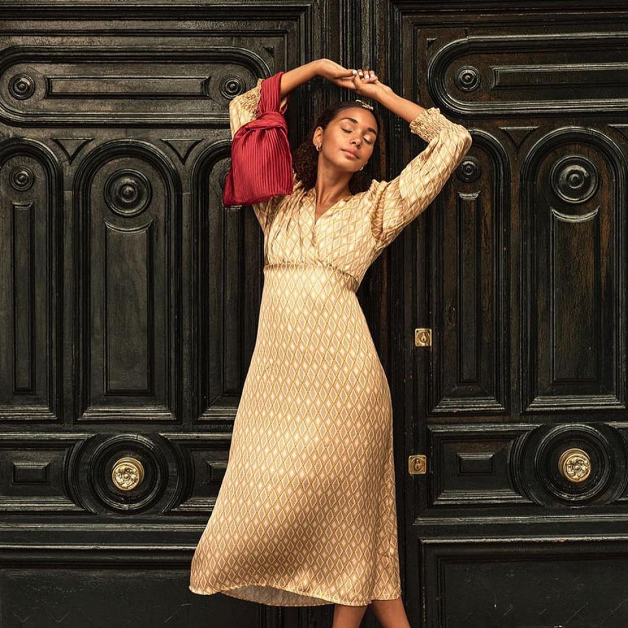 Una invitada con bolso de Blue Low.