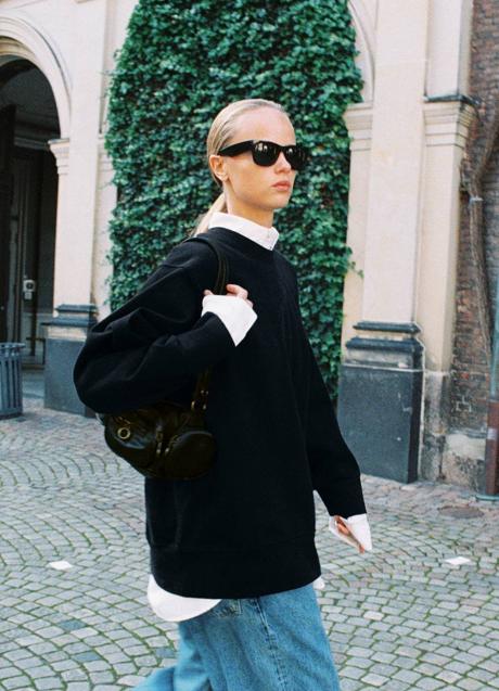 Imagen - Look de sudadera con camisa y vaqueros