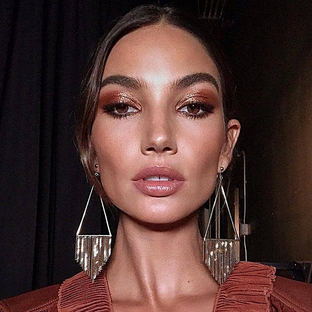 Lily Aldridge con maquillaje para ojos marrones de noche