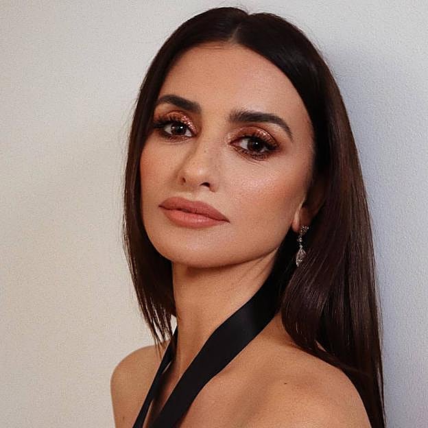 Penélope Cruz con maquillaje para ojos marrones de noche en tonos cobrizos
