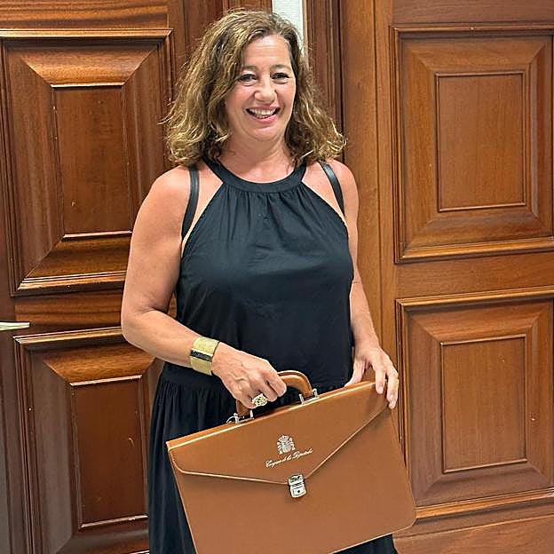 Imagen principal - Francina Armengol estará sobre el estrado junto a la familia real y abrirá la sesión con un discurso. Su protagonismo hace innecesario subrayar nada con un look, por lo que le favorecería un sobrio vestido largo con detalle de mangas transparentes (Massimo Dutti, 200 euros) o con cuerpo de piel sintética (Zara, 39 euros). 