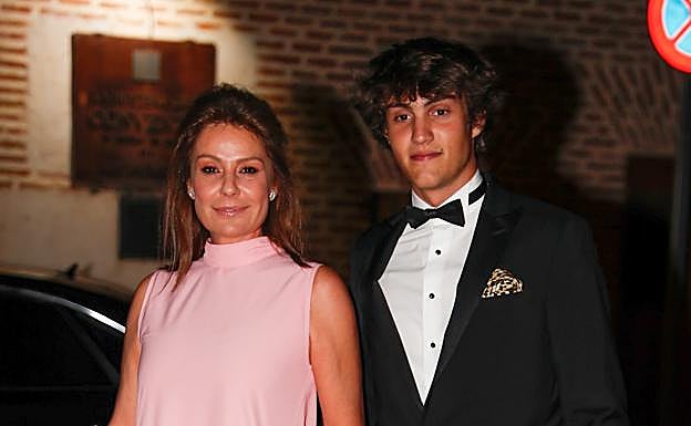 Iván Fernández Tapias junto a su madre en una imagen reciente. 