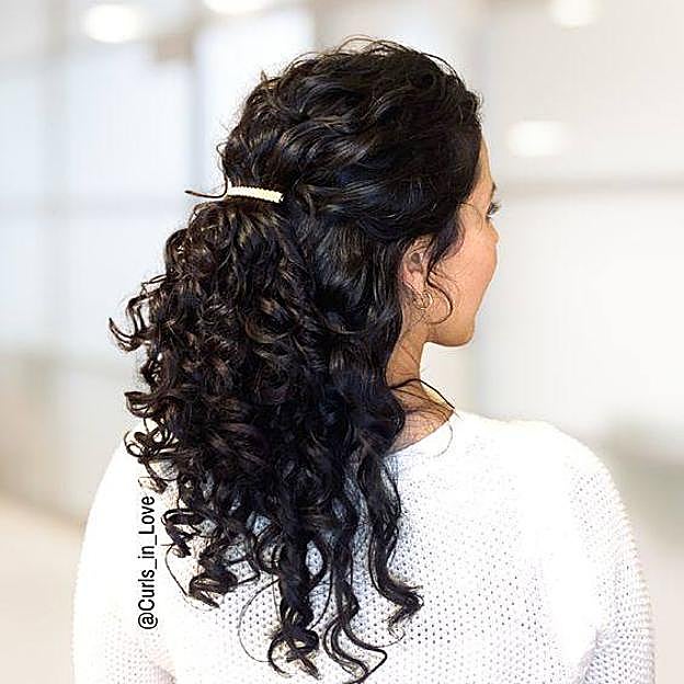 Mujer con semirrecogido para pelo rizado con accesorio