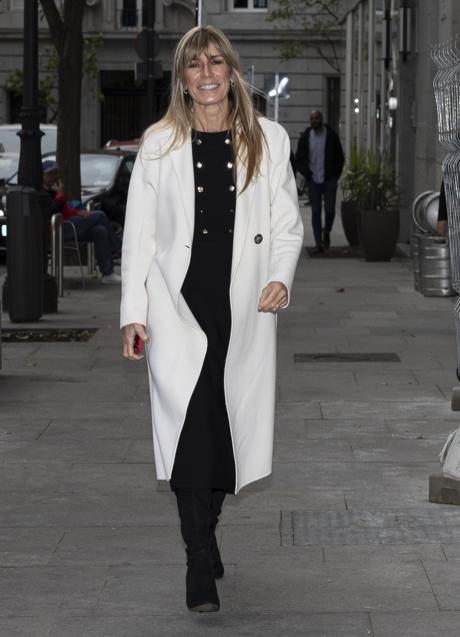 Imagen - Begoña Gómez con un abrigo blanco. / LIMITED PICTURES