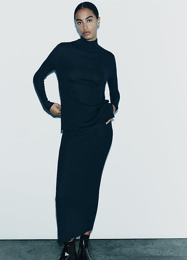 Imagen - Conjunto de falda y jersey de punto en azul marino de Zara. Foto: Zara.