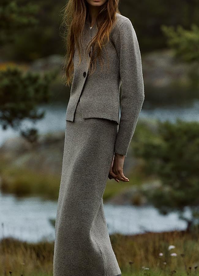 Imagen - Conjunto de falda y cárdigan de punto en visón de Zara. Foto: Zara.